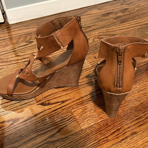 Brash Wedge Sandals - Picture 2 of 3